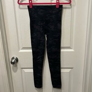 SPANX Look At Me Now Seamless Camo 7/8 Leggings!